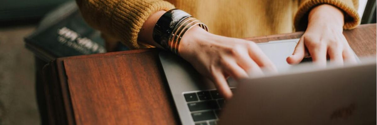 women using a computer to log into virtual treatment for substance abuse recovery