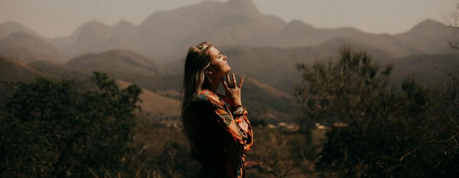 girl looks up at the sky as she expresses gratitude for her sobriety
